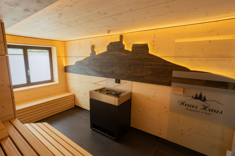Ein Saunaofen in einer Sauna mit Sitzbank