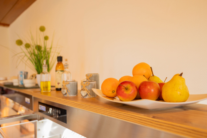 Schale mit frischem Obst am Buffet