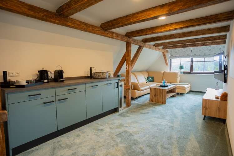 Berggasthof Neues Haus - Familiensuite Ein Raum mit einer Küche und einer Sitzecke